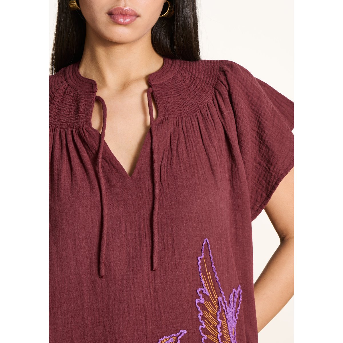 Robe courte en gaze de coton brodée col V mahogany, LA FEE MARABOUTEE