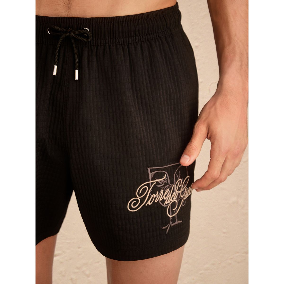 Short de bain brodé à texture gaufrée 5 po noir, NEXT