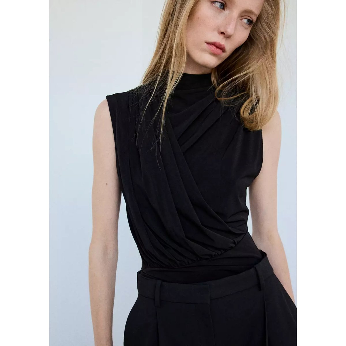 Top drapé gaze noir, MANGO