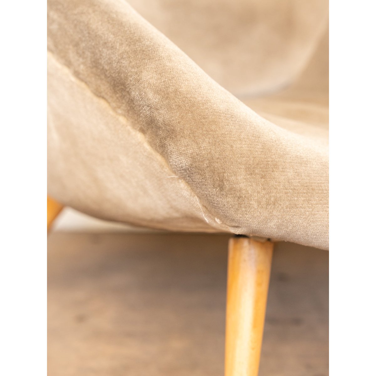 Fauteuil en bois et velours beige Ernest N°1548 - Bon état bois clair, DEBONGOUT