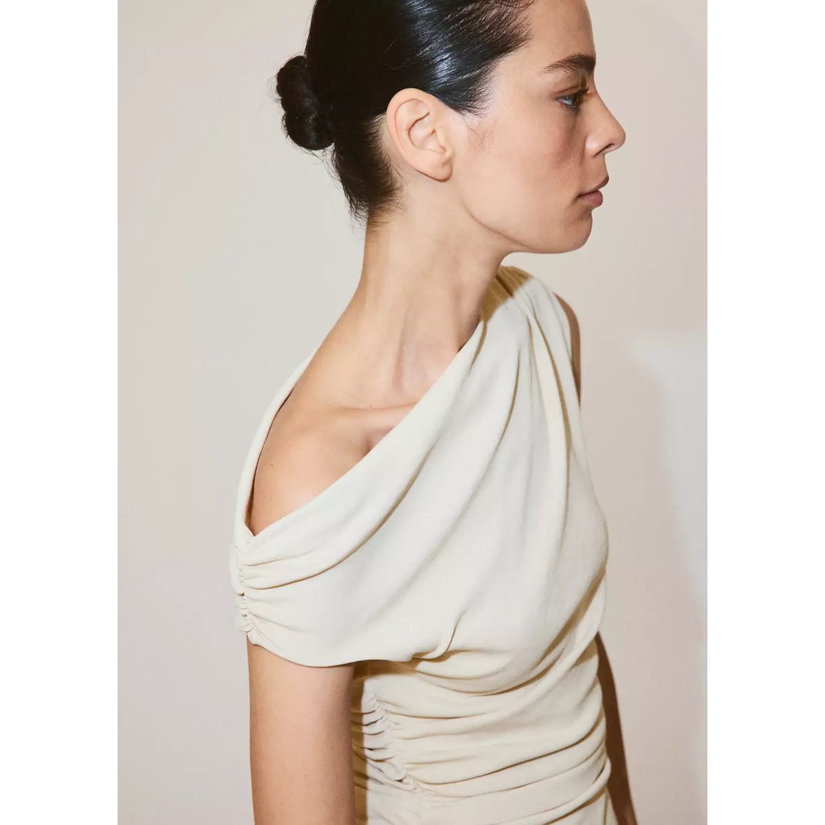 Robe asymétrique froncée écru, MANGO