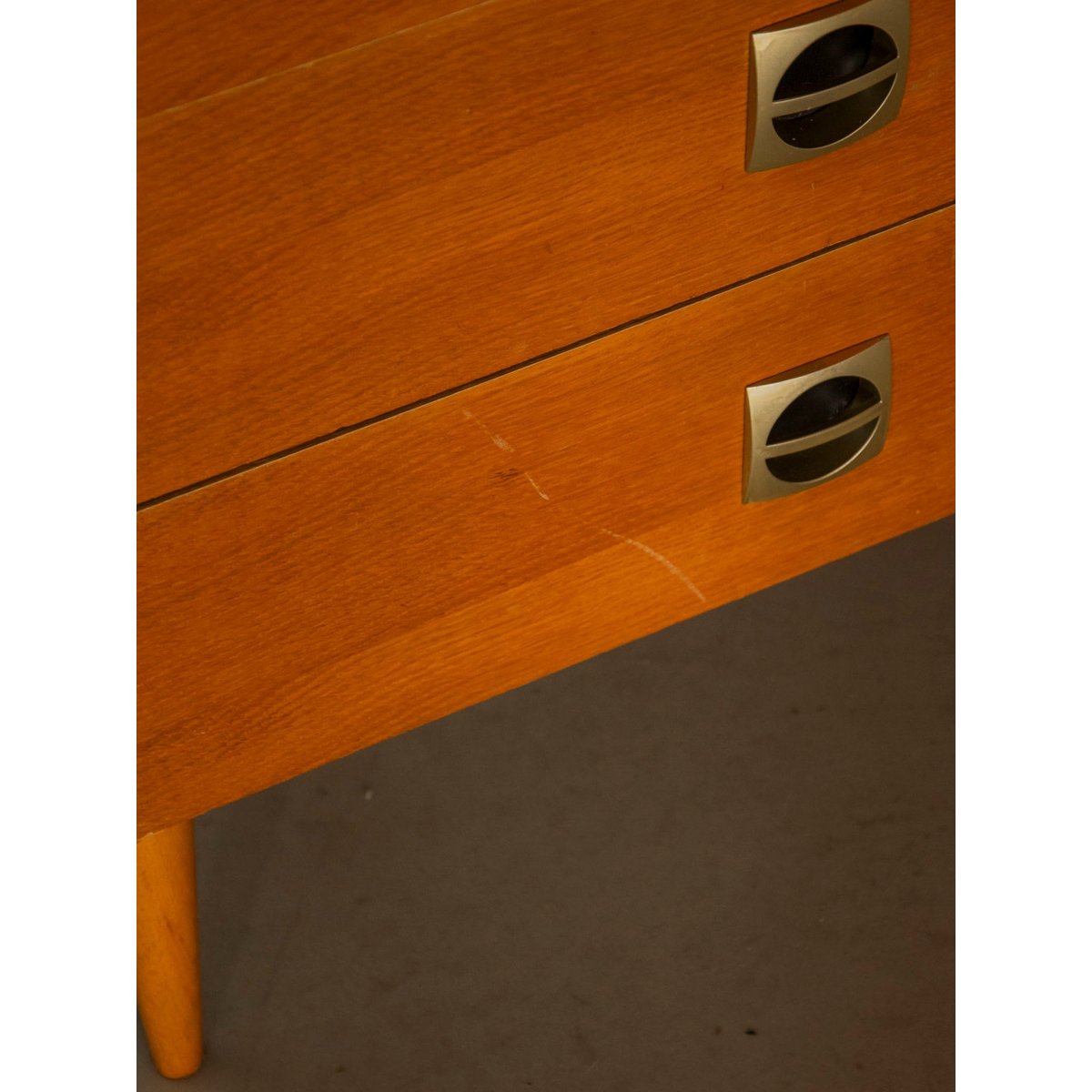 Commode scandinave aux poignées brutalistes Olga N°1076 - Bon état bois clair, DEBONGOUT