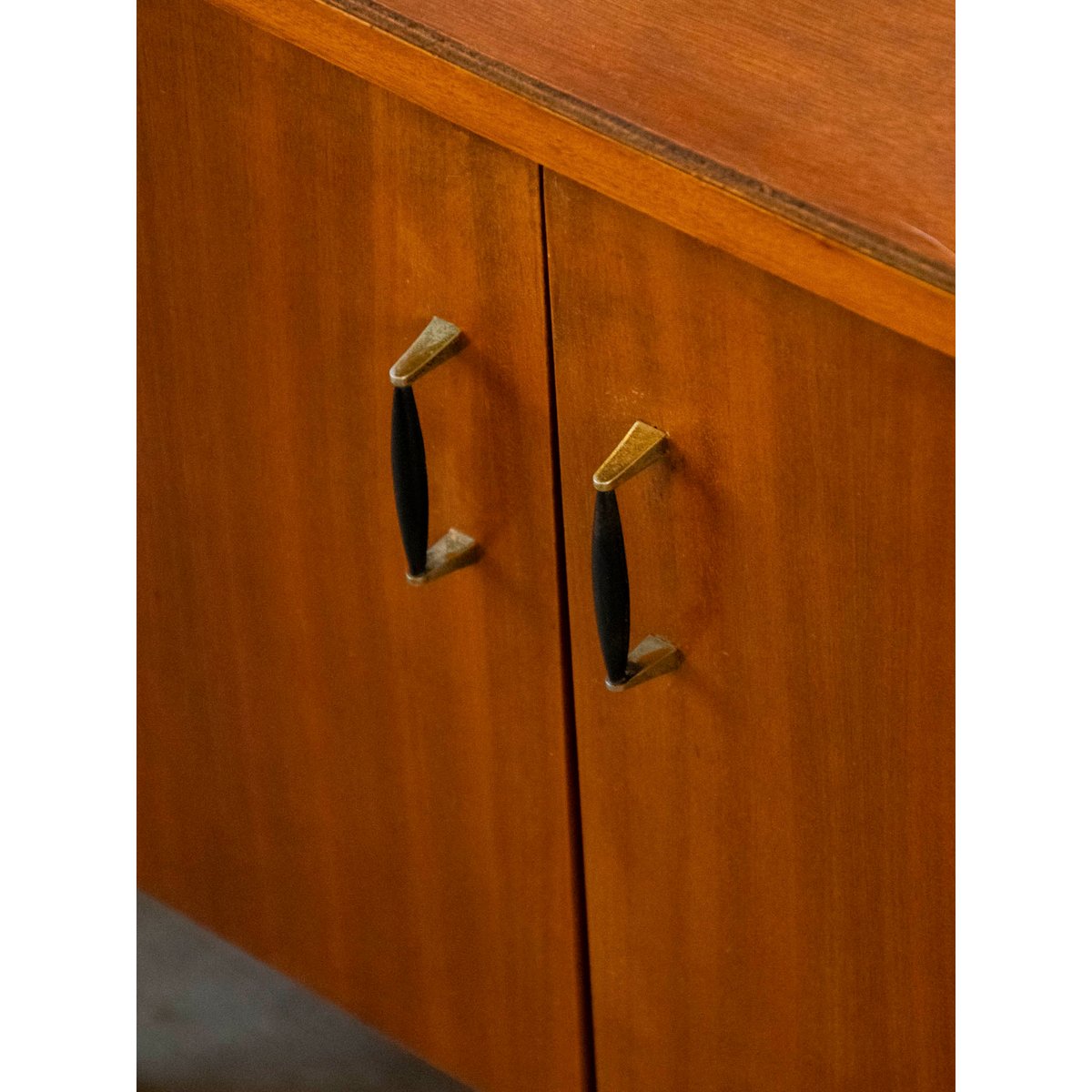 Buffet en bois massif Gilbert N°889 - Bon état bois foncé, DEBONGOUT