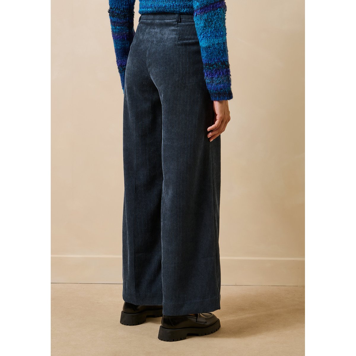 Pantalon large en velours bleu acier, LA FEE MARABOUTEE