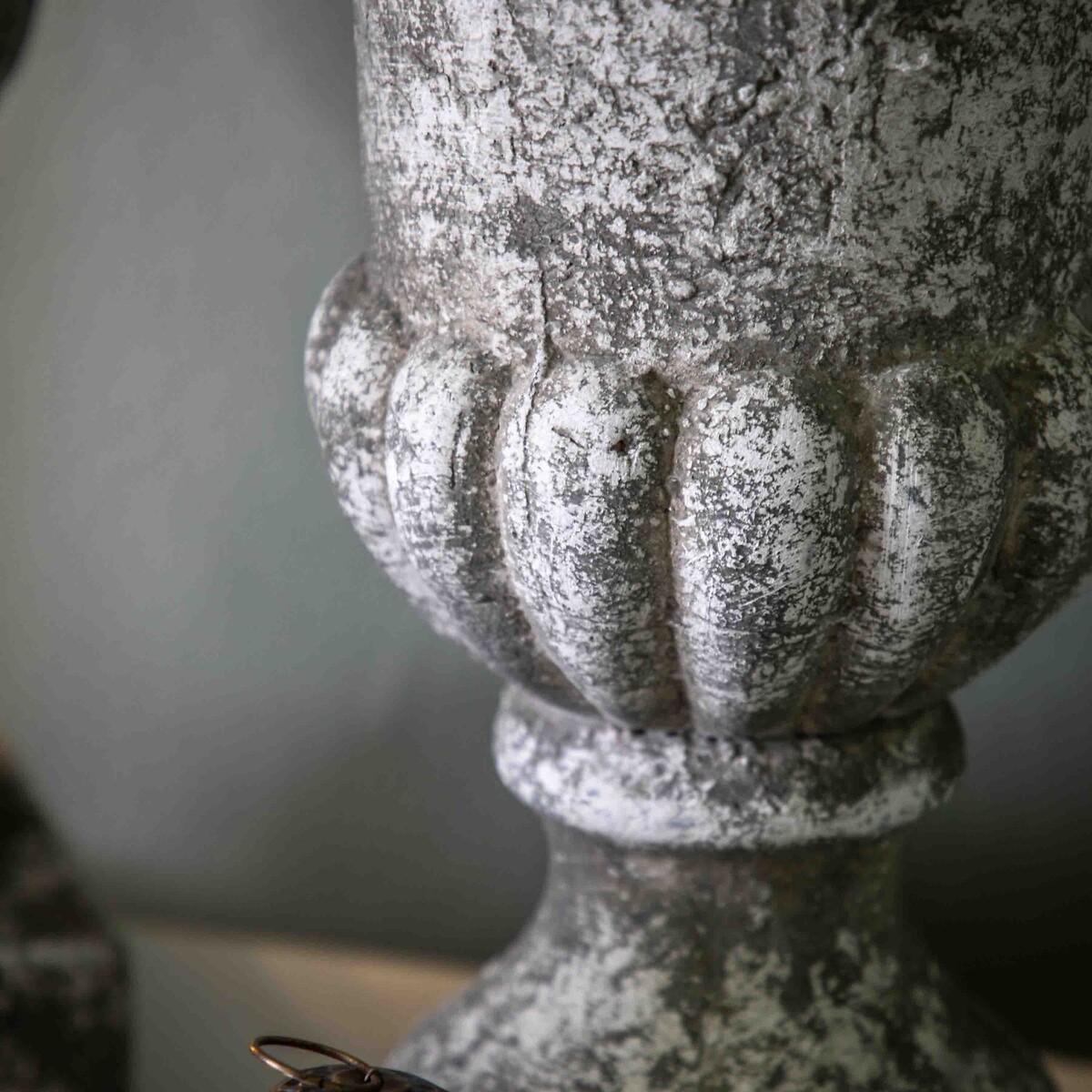 25cm Aged Urn Vase white, ÉDITÉ