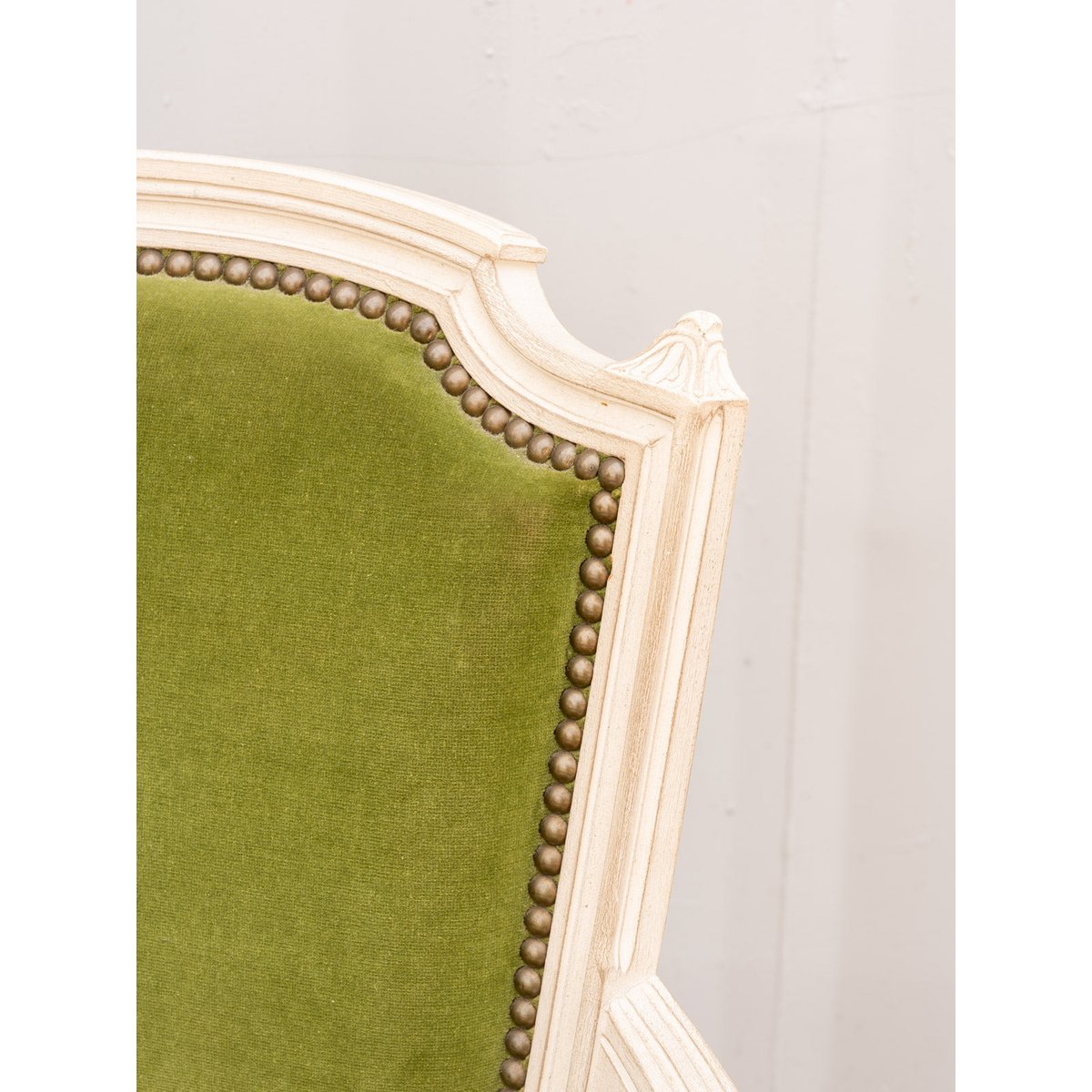 Fauteuil en bois et velours vert Ernest N°1060 - Bon état beige, DEBONGOUT