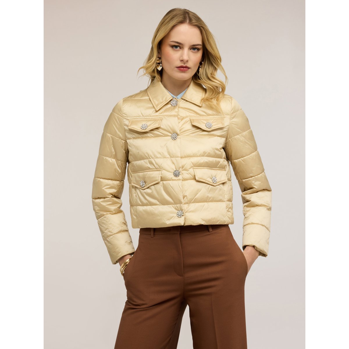 Veste matelassée légère courte avec boutons bijoux beige, MOTIVI