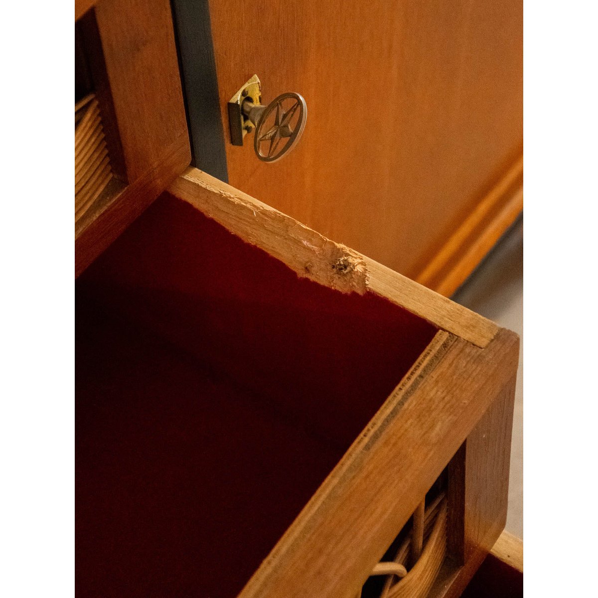 Commode en rotin tressé Olga N°431 - Bon état bois foncé, DEBONGOUT