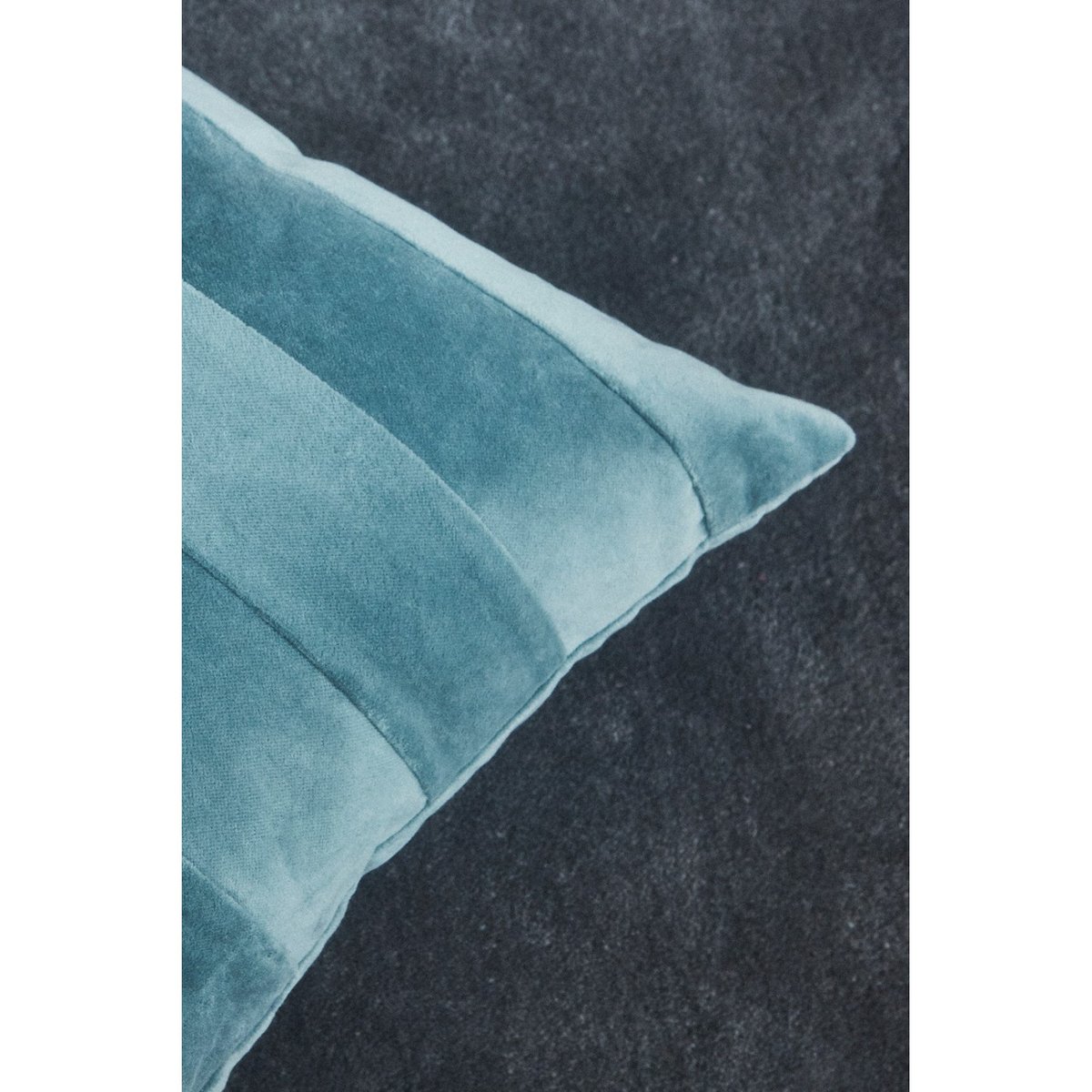 Coussin en velours Sanati bleu, AYTM