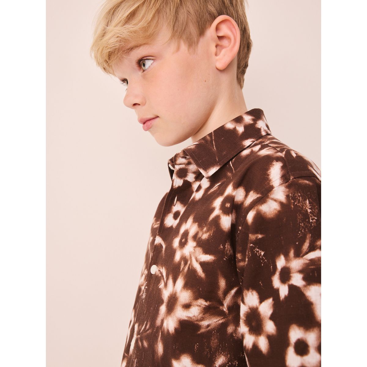 Chemise à manches courtes avec fleurs fleurs imprimées marron chocolat sur toute la surface, NEXT