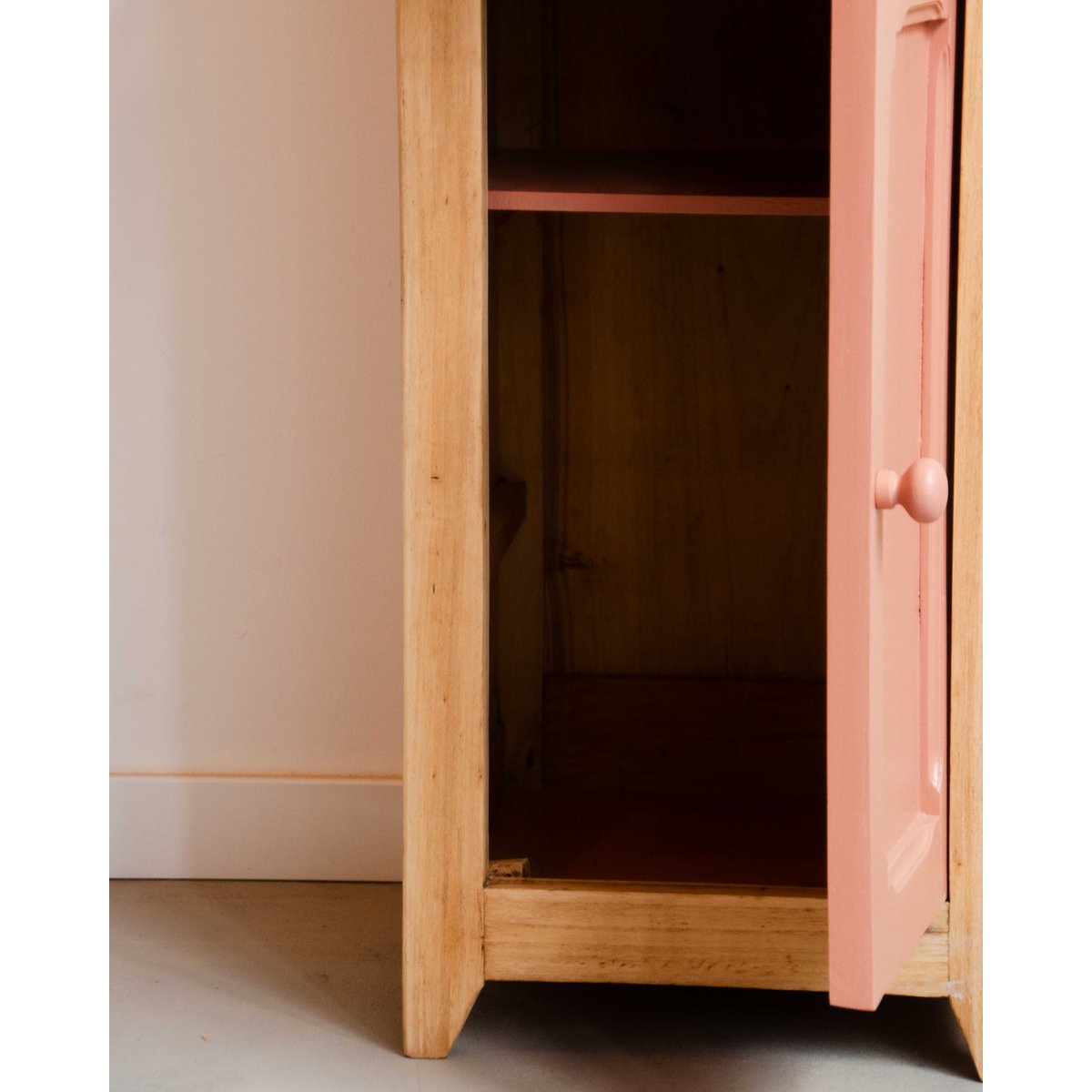 Table de chevet en hêtre Odile N°1398 - Bon état rose, DEBONGOUT