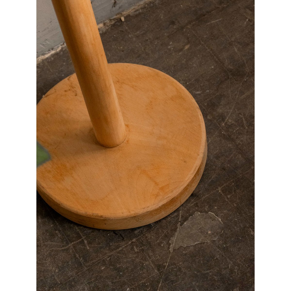 Lampadaire en bois aux lignes épurées Julien N°375 - Bon état bois clair, DEBONGOUT
