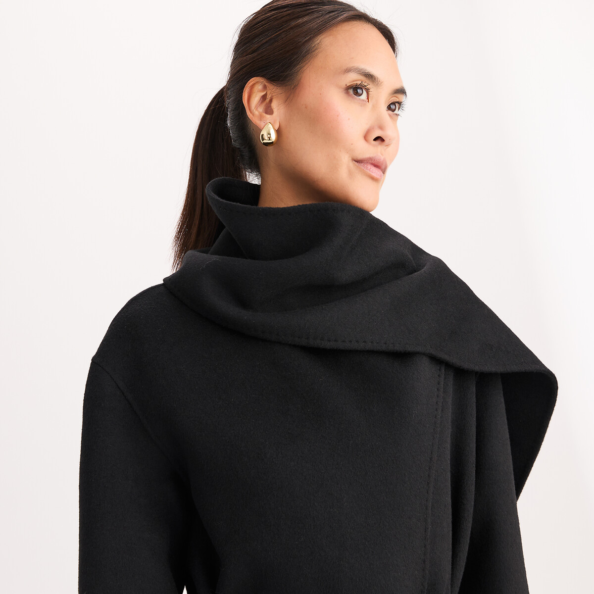 Manteau long fluide, ceinturé en laine mélangée avec encolure écharpe noir, ANNE WEYBURN