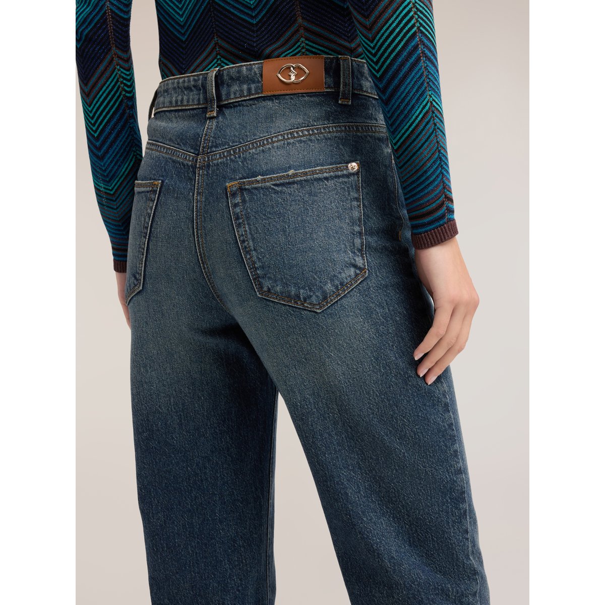 Jean boyfriend avec revers bleu, MOTIVI