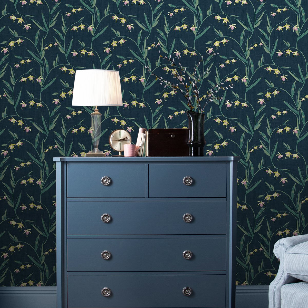 Papier peint fleuri Fuchsia Fulwell jaune, vert sur fond bleu nuit, LAURA ASHLEY