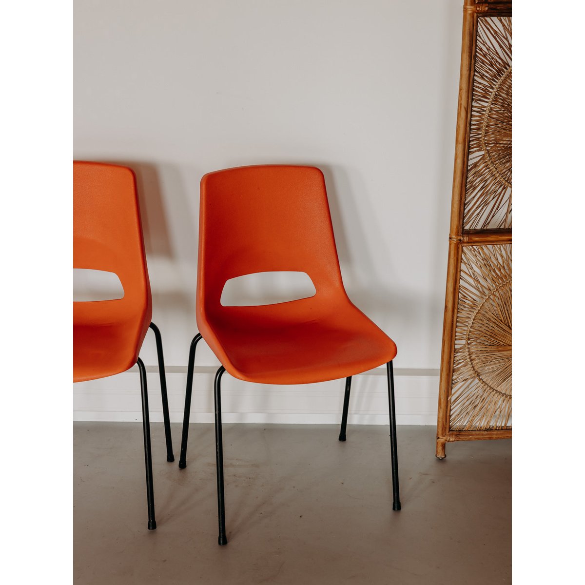 Paire de chaises oranges aux allures rétro Alma N°2002 - Bon état rouge, DEBONGOUT