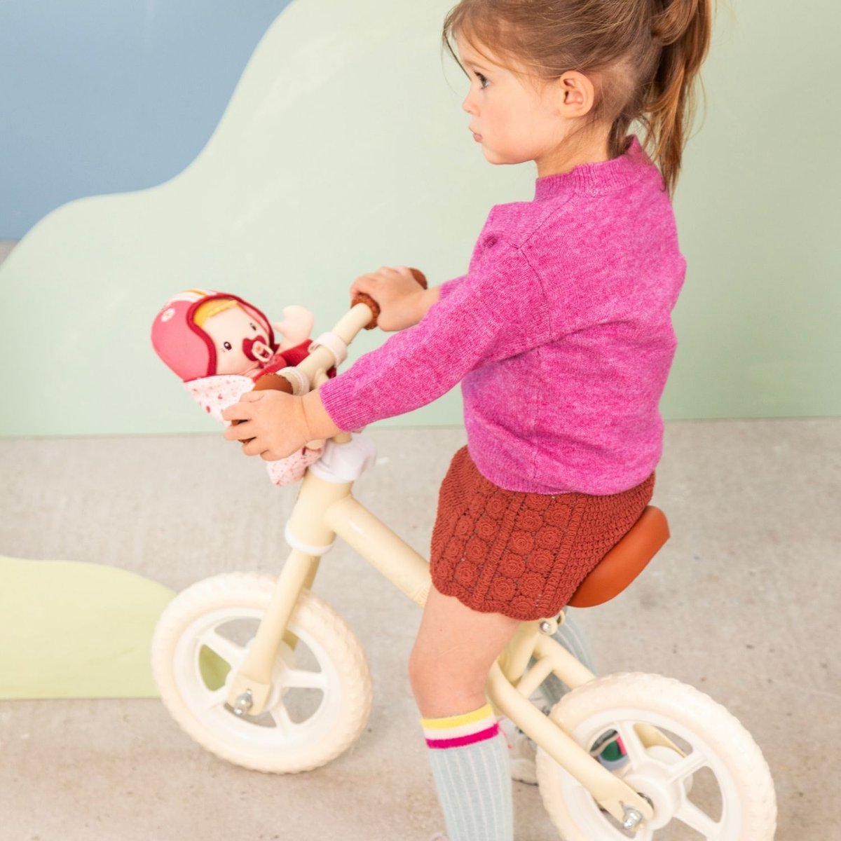 Poupée Lena et son siège vélo rouge, rose, jaune, LILLIPUTIENS