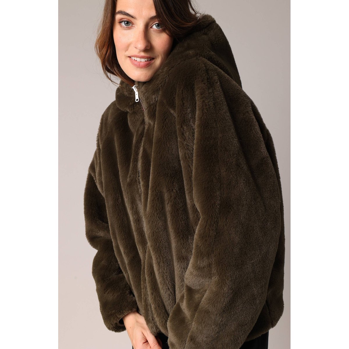 Veste réversible en métal et imitation fourrure
ISSIA khaki, DEELUXE