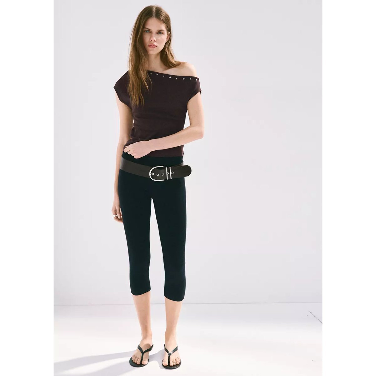 T-shirt asymétrique à clous marron, MANGO