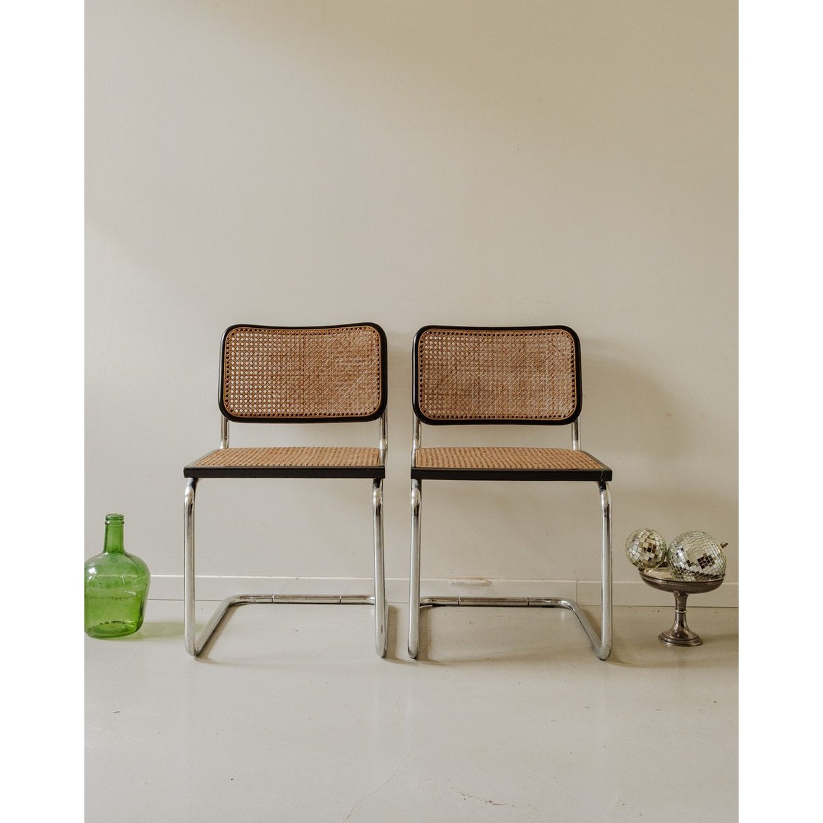 Paire de chaises en métal et cannage Alma N°1668 - Bon état argenté, DEBONGOUT
