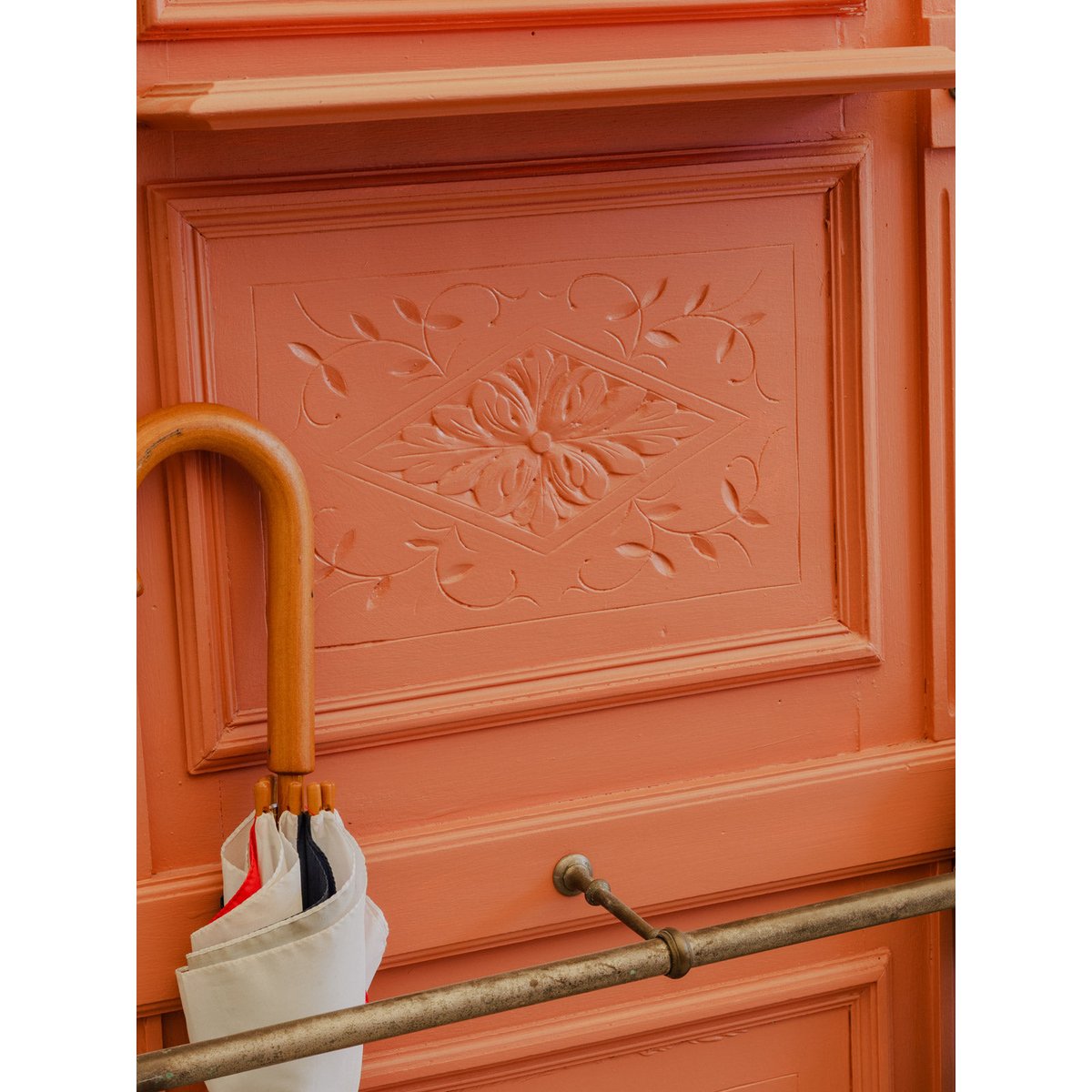 Porte-manteau vestiaire en bois saumon Max N°490 - Bon état rose, DEBONGOUT