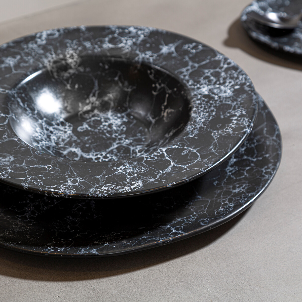 Marbled Stoneware Pizza Plate black, SO'HOME