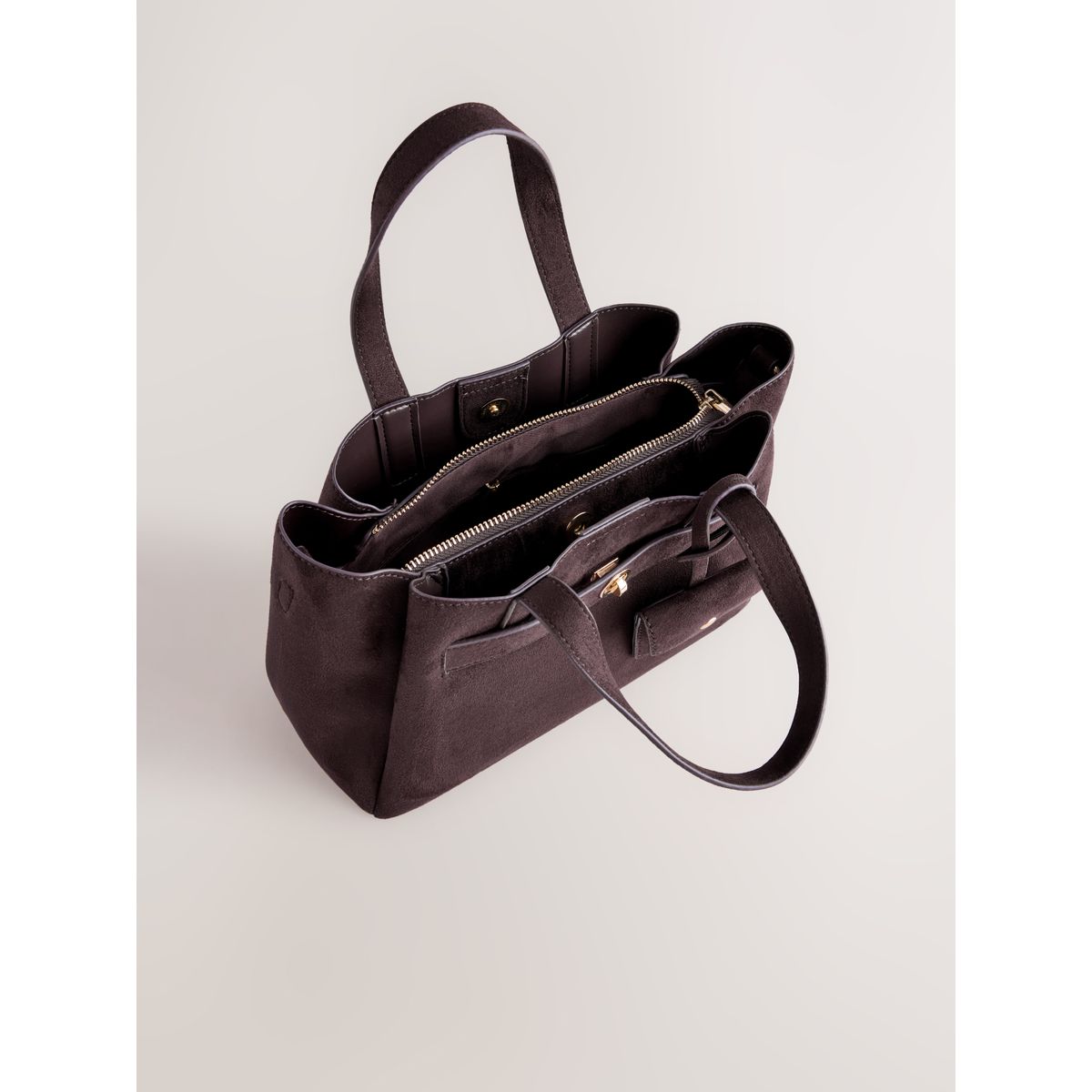 Sac à main en suédine avec breloque marron chocolat, NEXT