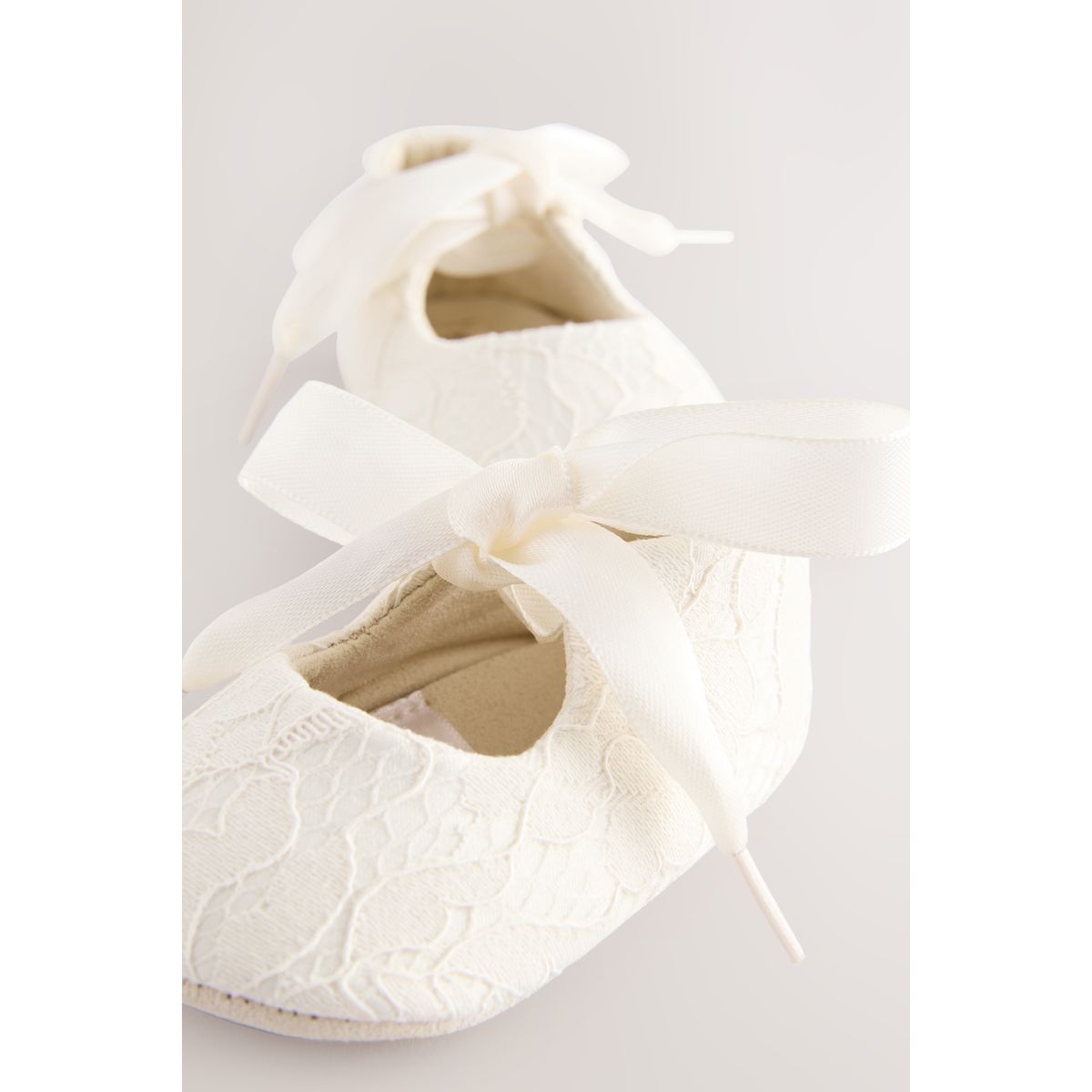 Chaussures bébé élégantes nouées dentelle crème, NEXT