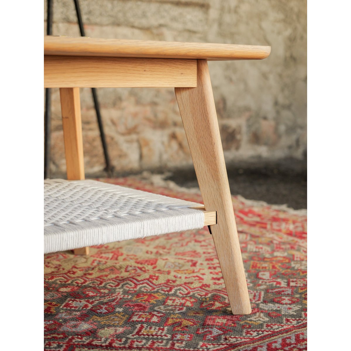 Table basse au filet blanc Donna N°1591 - Bon état bois clair, DEBONGOUT