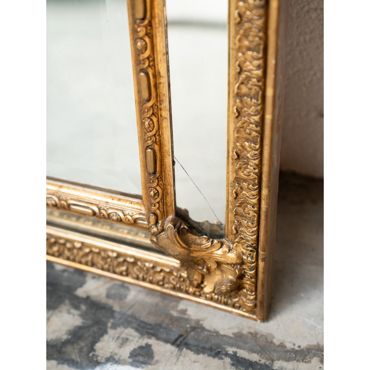 Grand miroir ancien style Louis XVI à parcloses et fronton sculpté Georges N°1384 - Bon état doré, DEBONGOUT