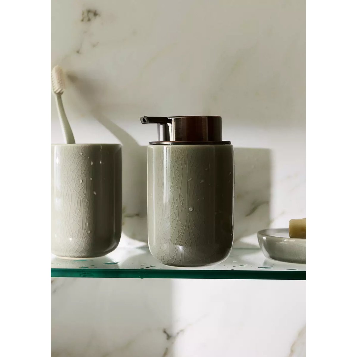 Distributeur de savon en céramique craquelé vert pastel, MANGO HOME