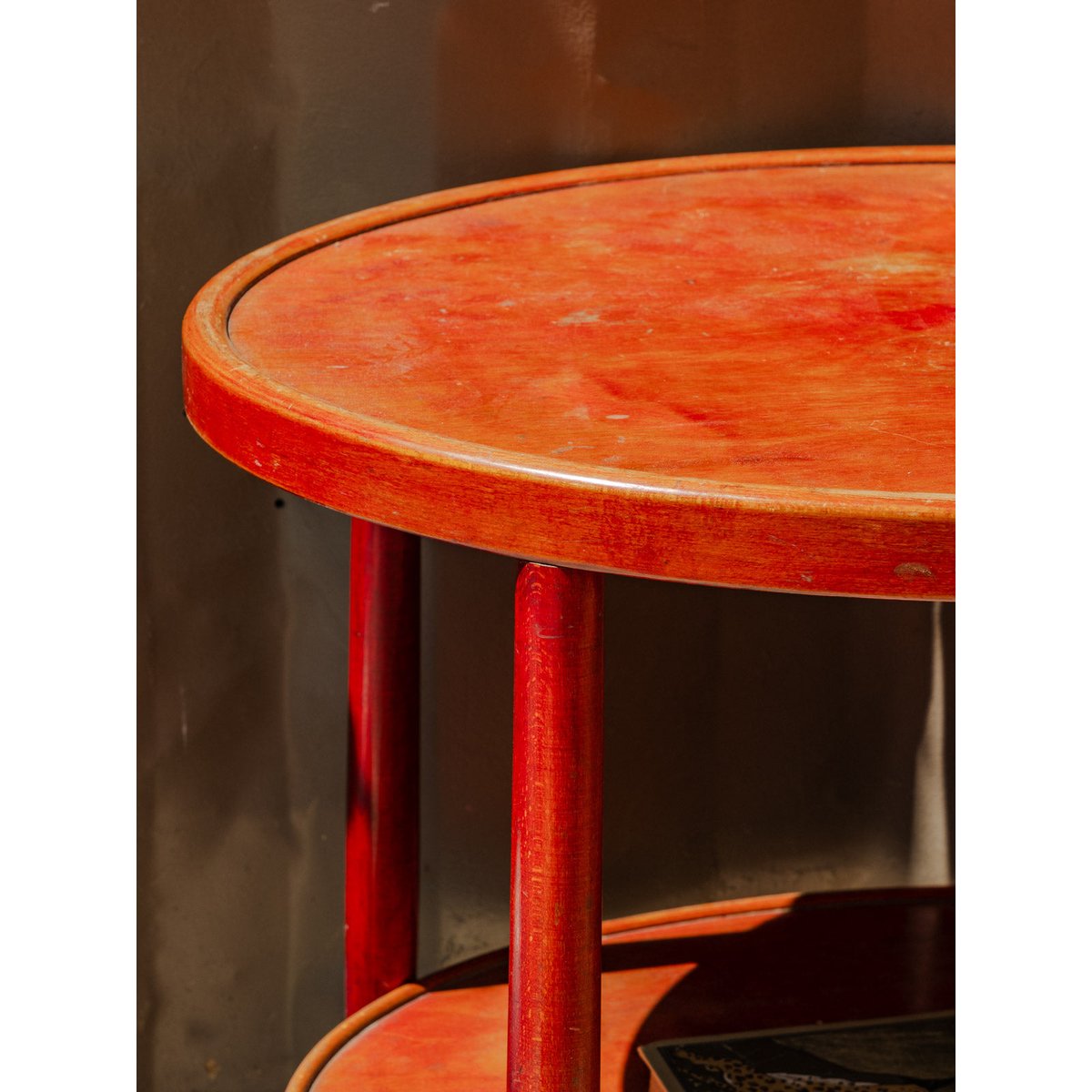 Table d'appoint en bois rouge Francine N°1078 - Bon état rouge, DEBONGOUT