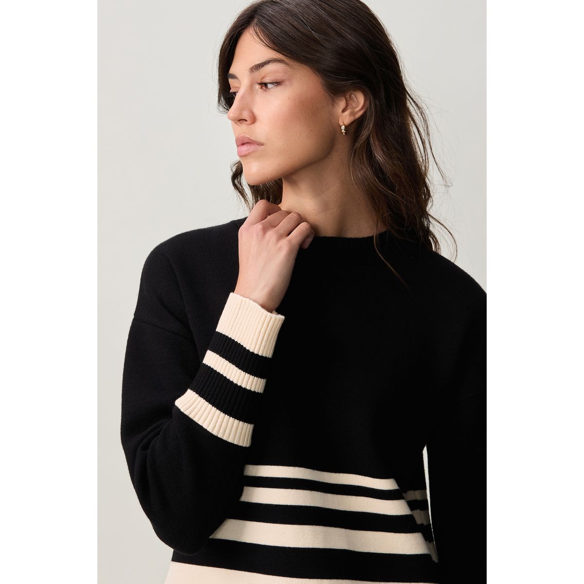 Pull ras du cou compact et confortable fendu rayure monochrome noir/crème écru, NEXT