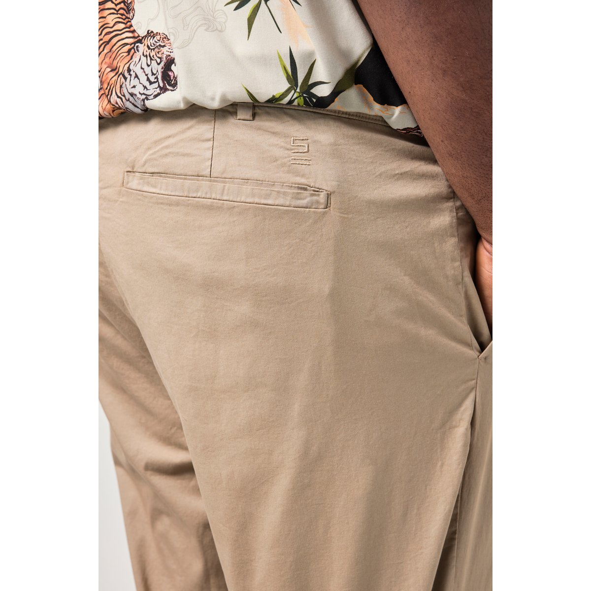 Pantalon chino, modèle à pinces mastic, STHUGE