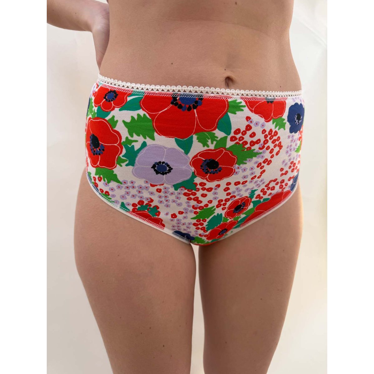 Culotte taille haute imprimée blanc fleurs rouge, WE ARE JOLIES