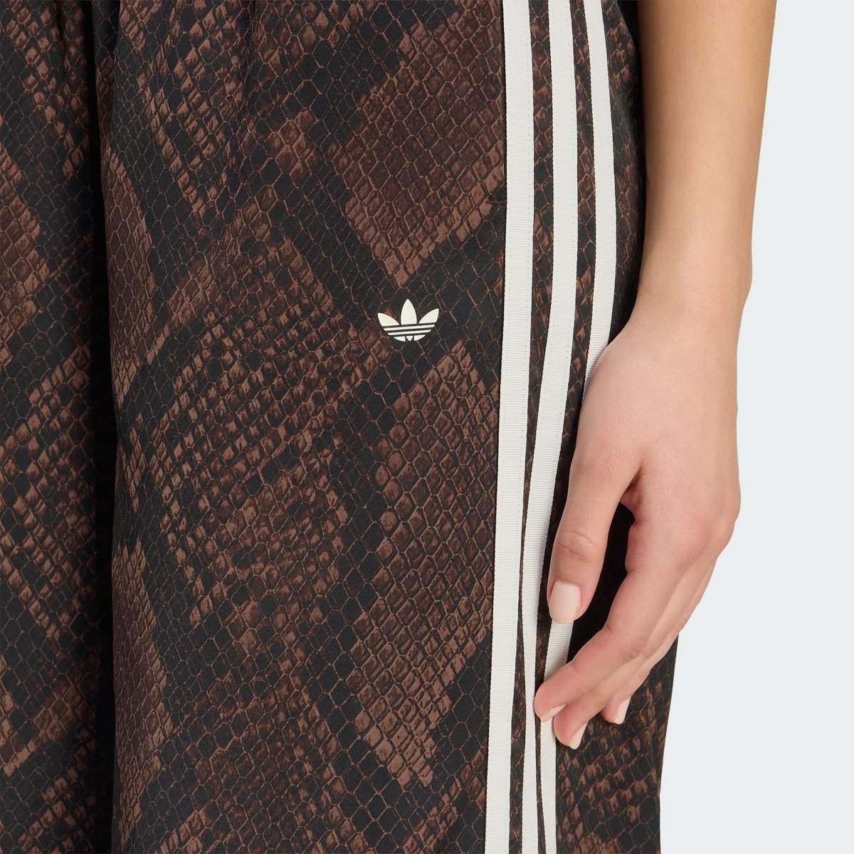 Pantalon De Survêtement Jambes Larges Satin Imprimé Serpent Pantalon De Survêtement Jambes Larges Satin Imprimé Serpent earth strata / aurora coffee, adidas Originals