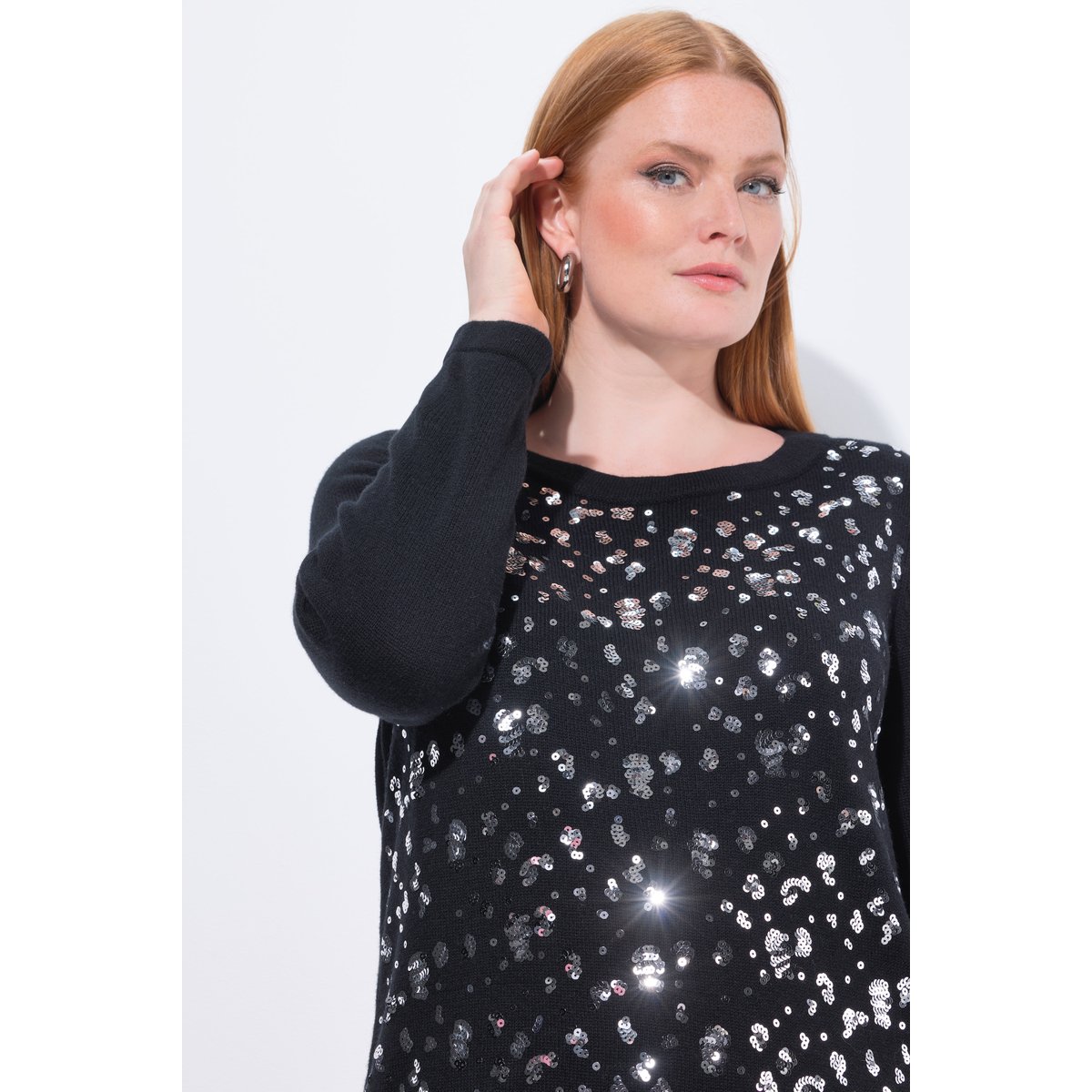 Pull à sequins. Encolure ronde et manches noir, ULLA POPKEN