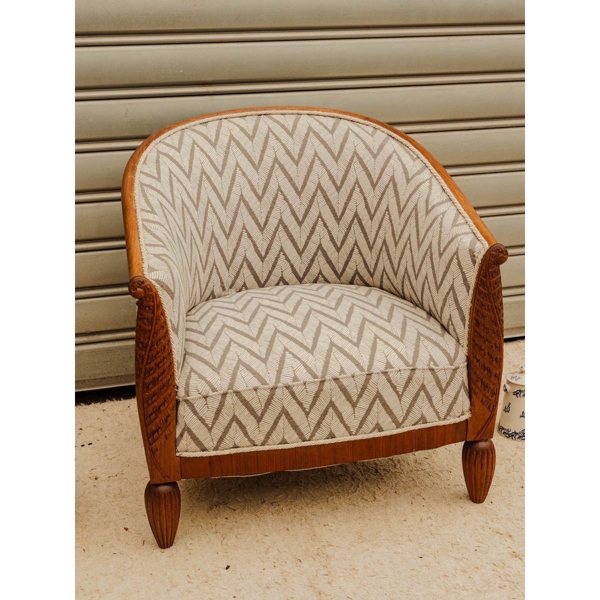 Fauteuil en tissu blanc à motifs Ernest N°1645 - Bon état blanc, DEBONGOUT