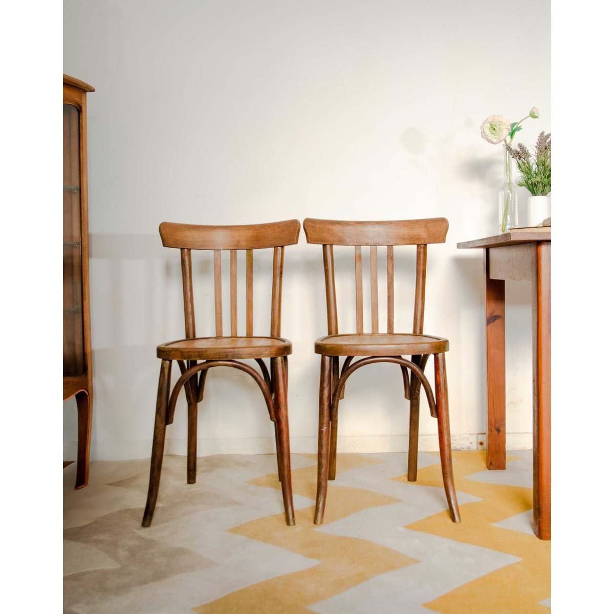 Paire de chaises bistrot en chêne Claude N°1567 - Bon état bois foncé, DEBONGOUT