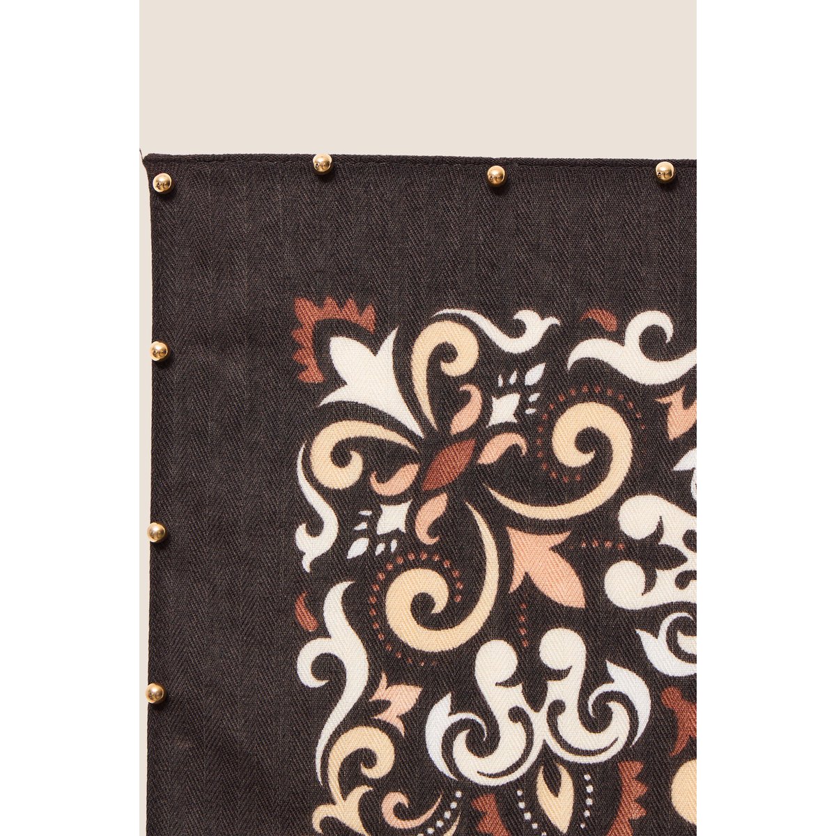 Foulard gris, BREAL