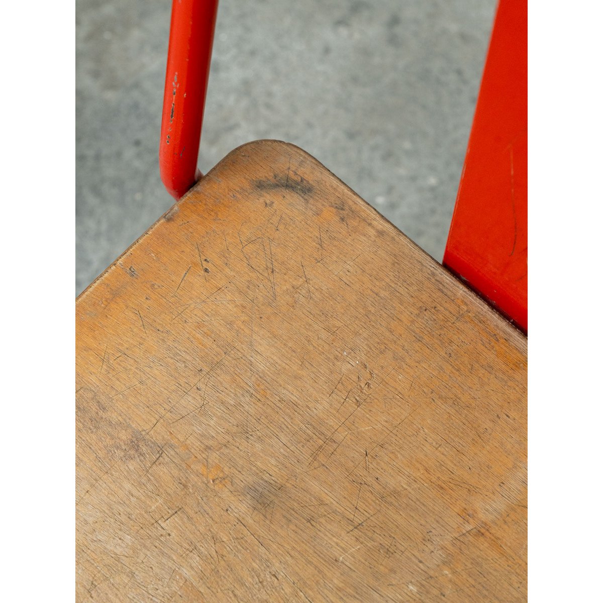 Paire de chaises chevet Tolix en métal rouge et bois Alma N°1707 - Bon état rouge, DEBONGOUT