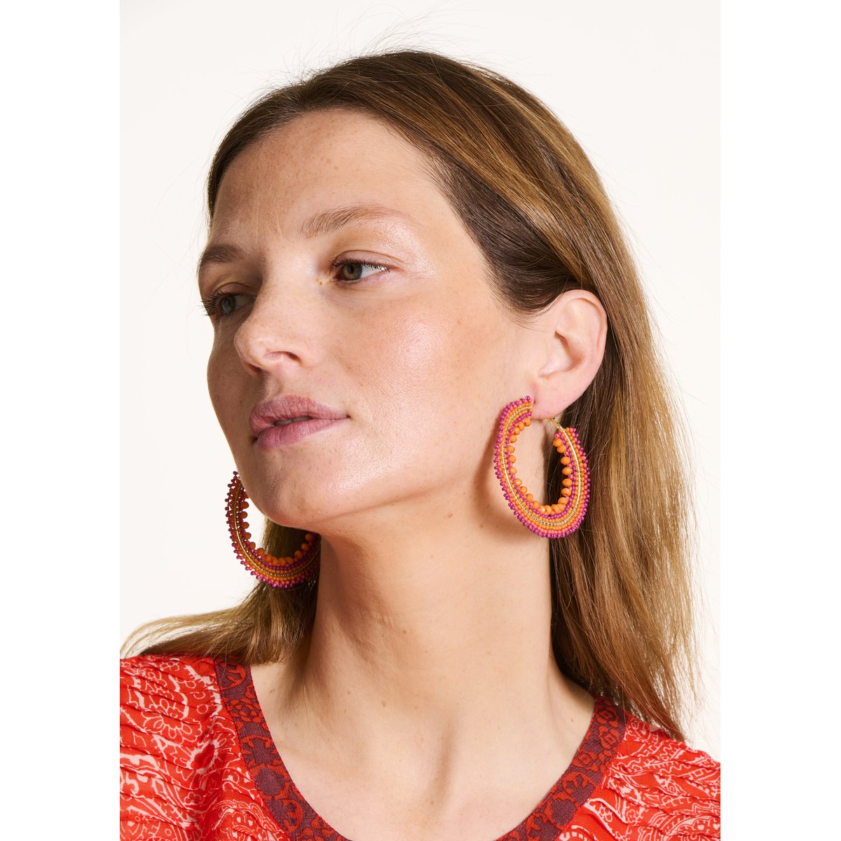 Boucles d'oreille créoles en perles sunrise, LA FEE MARABOUTEE