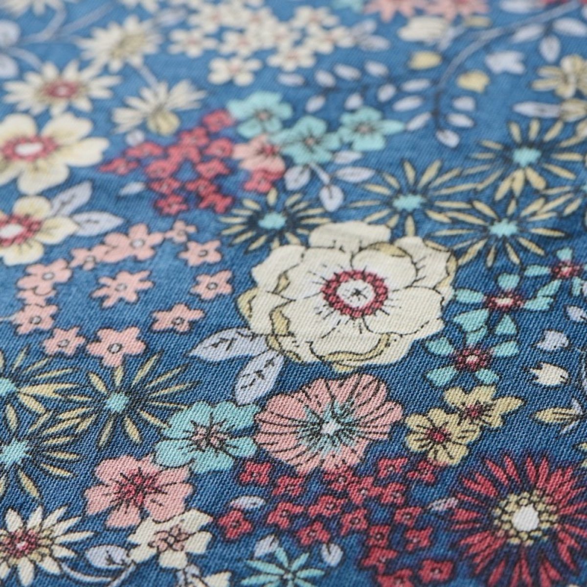 Grande housse de coussin coton floral bleu, IB LAURSEN