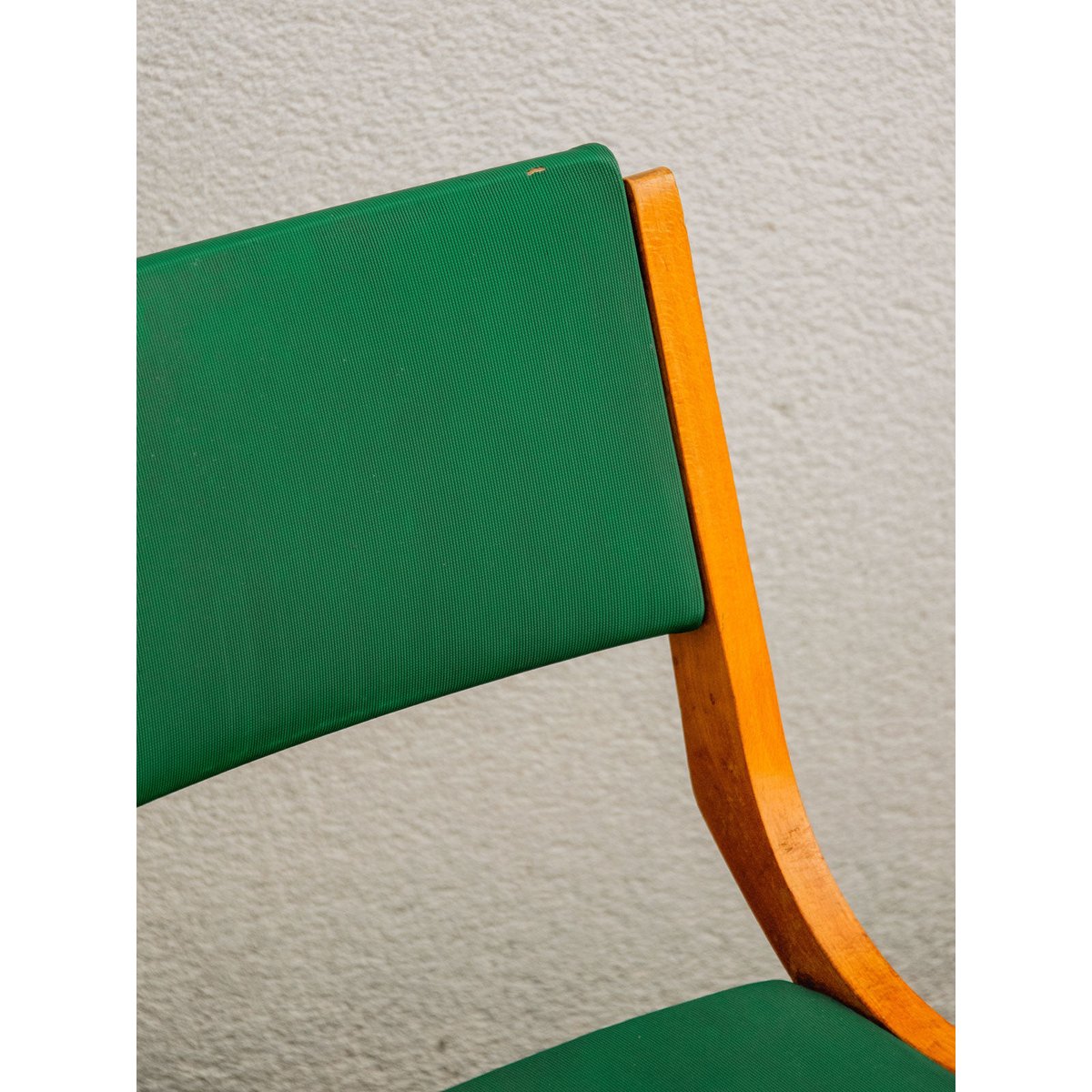 Chaise boomerang en bois Alma N°1200 - Bon état bois clair, DEBONGOUT