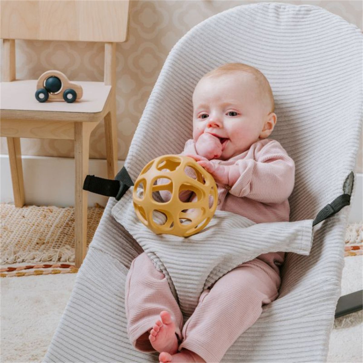 Balle de préhension en silicone jaune ocre, BABY'S ONLY
