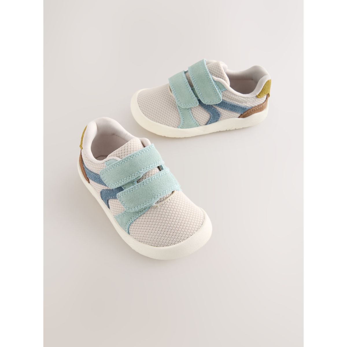 Baskets en cuir à scratch effet pieds nus blanc, NEXT