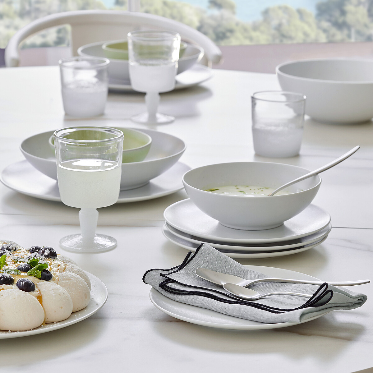 Set of 4 Rilka Speckled Porcelain Flat Plates white, AM.PM