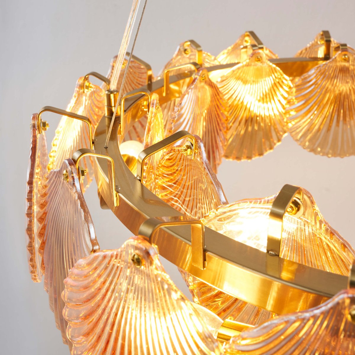 Suspension à verres coquillages - AMANDA ambré et laiton, KOSILUM