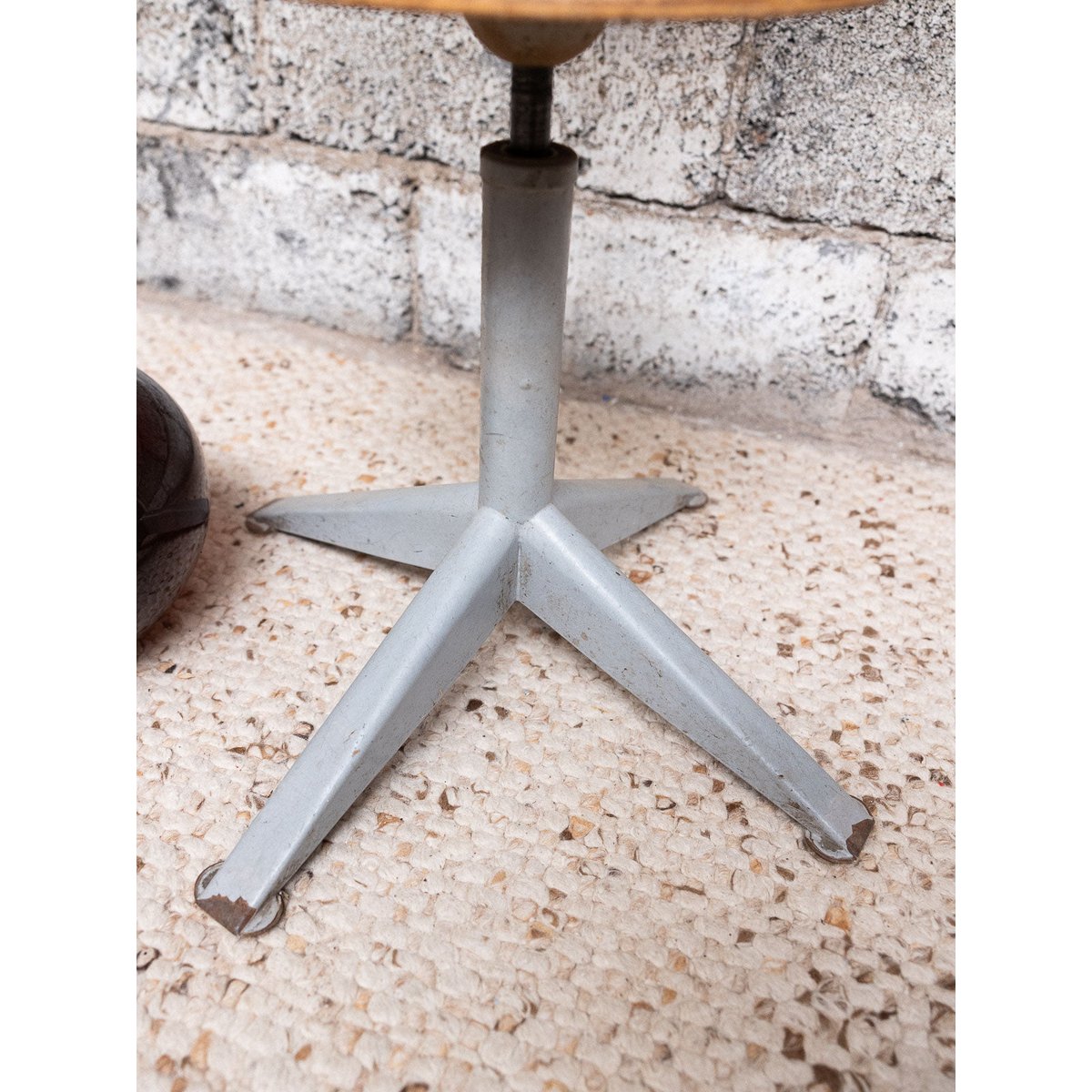 Chaise industrielle Alma N°1777 - Bon état bois clair, DEBONGOUT