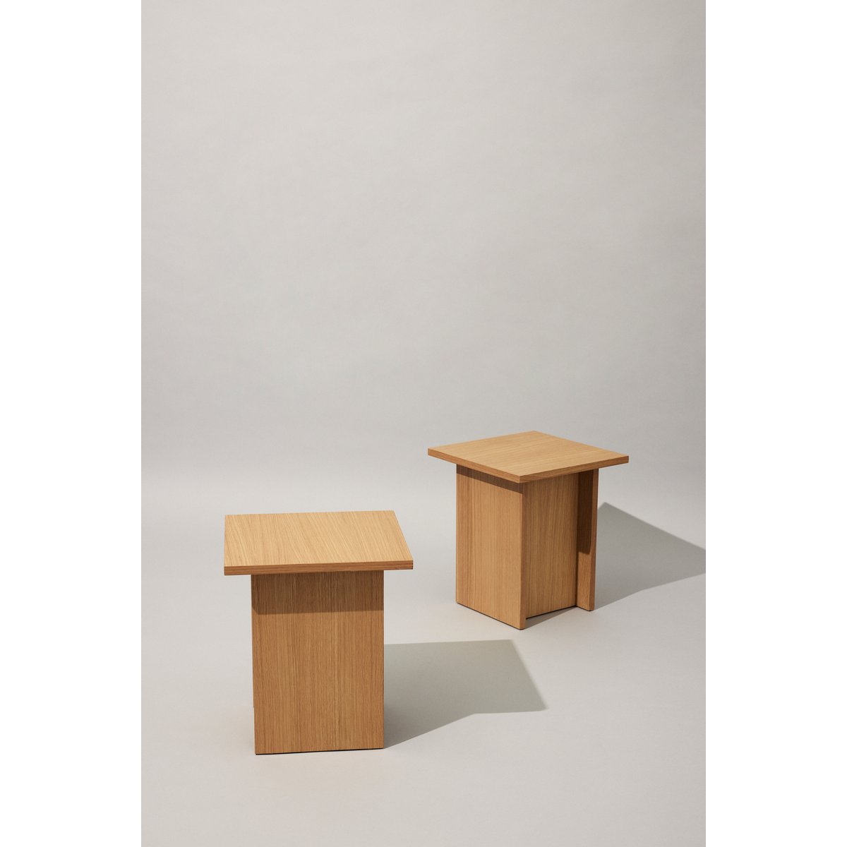 Table d'appoint en placage de chêne STRAIGHT. naturel, HUBSCH